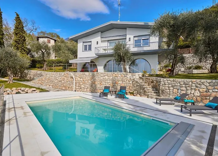 Paier Relais & Pool * 말세진느